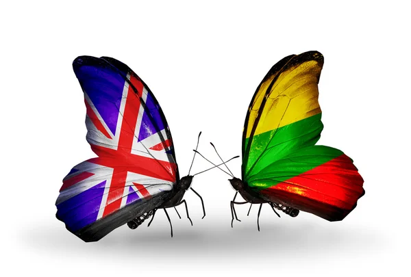 Dwa motyle z flagami na skrzydłach jako symbol stosunków, Wielkiej Brytanii i na Litwie — Zdjęcie stockowe