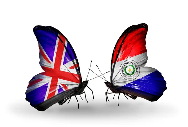 Zwei Schmetterlinge mit Flügelfahnen als Symbol der Beziehungen zwischen Großbritannien und Paraguay — Stockfoto