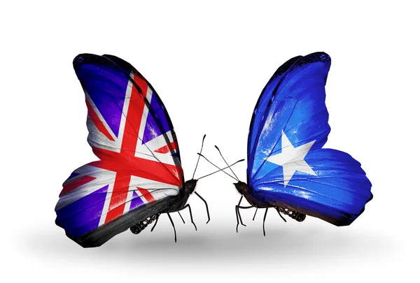 Dos mariposas con banderas en las alas como símbolo de relaciones Reino Unido y Somalia — Foto de Stock