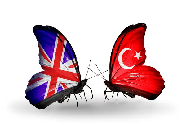 Twee vlinders met vlaggen op vleugels als symbool van betrekkingen Verenigd Koninkrijk en Turkije — Stockfoto