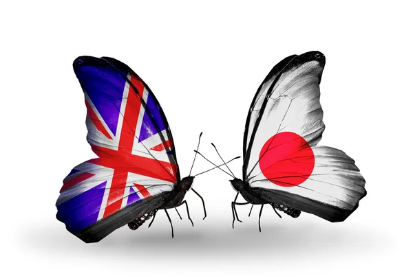 Två fjärilar med flaggor på vingarna som symbol för förbindelserna mellan Storbritannien och japan — Stockfoto