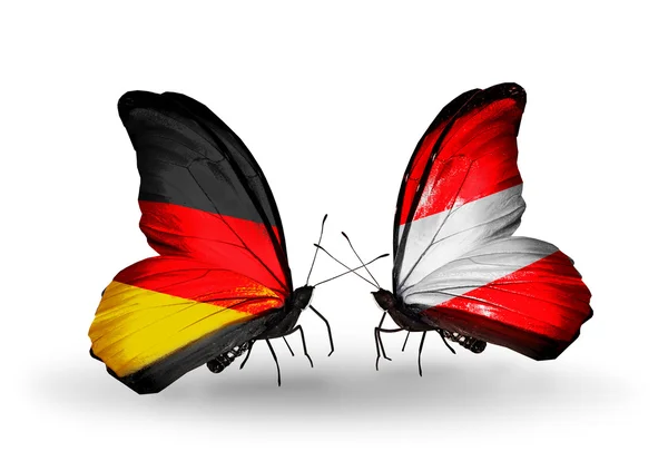 Due farfalle con bandiere sulle ali come simbolo delle relazioni Germania e Austria — Foto Stock