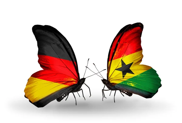 Dos mariposas con banderas en alas como símbolo de relaciones Alemania y Ghana — Foto de Stock