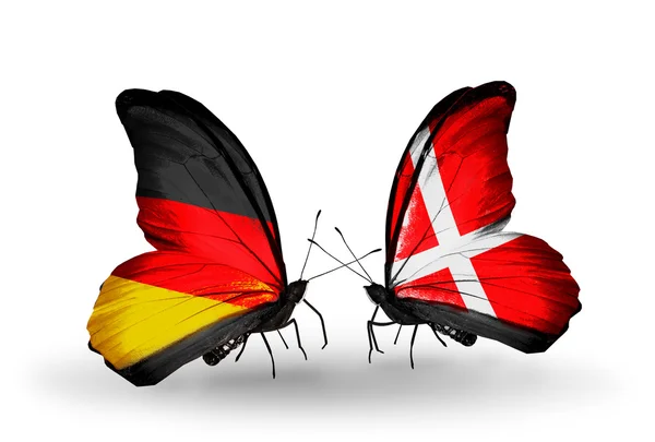 Dos mariposas con banderas en alas como símbolo de relaciones Alemania y Dinamarca — Foto de Stock