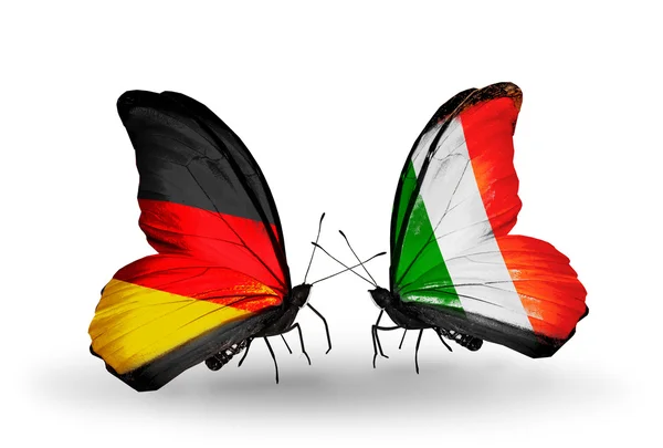 Twee vlinders met vlaggen op vleugels als symbool van de betrekkingen, Duitsland en Ierland — Stockfoto