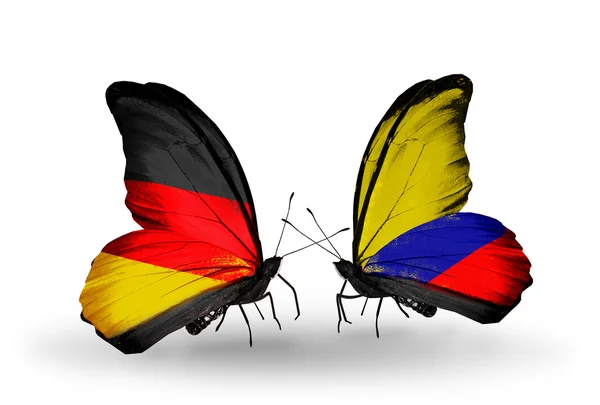 Duas borboletas com bandeiras em asas como símbolo de relações Alemanha e Columbia — Fotografia de Stock