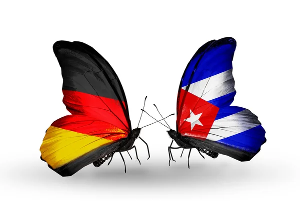 Dos mariposas con banderas en alas como símbolo de relaciones Alemania y Cuba — Foto de Stock