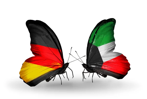 Dos mariposas con banderas en alas como símbolo de relaciones Alemania y Kuwait — Foto de Stock