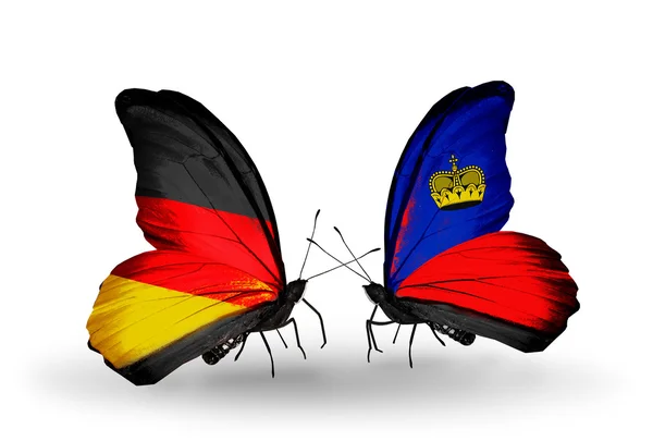 Deux papillons avec des drapeaux sur les ailes comme symbole des relations Allemagne et Liechtenstein — Photo