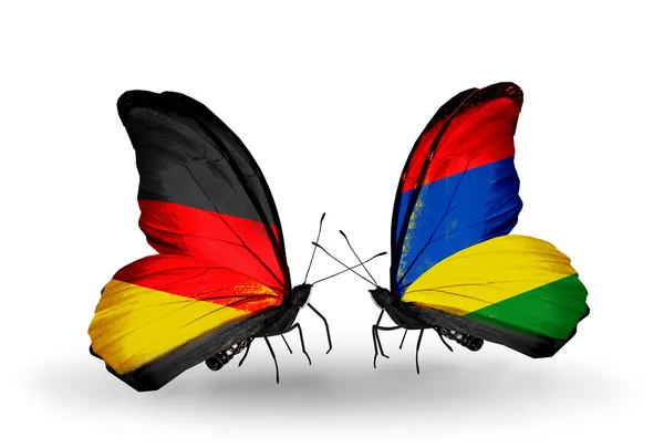 Dva motýli s příznaky na křídlech jako symbol vztahů, Německo a Mauricius — Stock fotografie