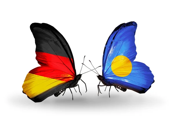 Dva motýli s příznaky na křídlech jako symbol vztahů, Německo a palau — Stock fotografie