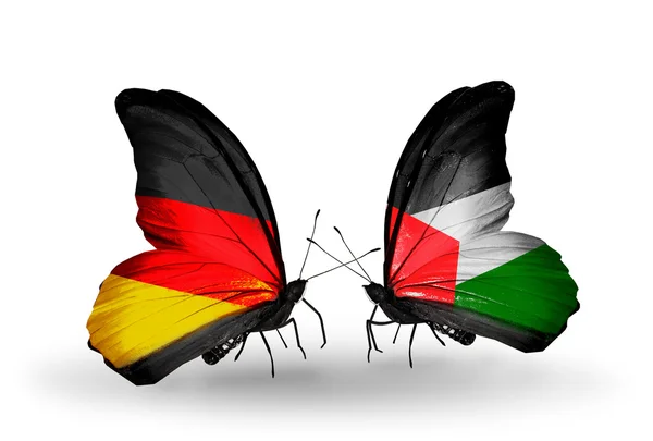 Deux papillons avec des drapeaux sur les ailes comme symbole des relations Allemagne et Palestine — Photo