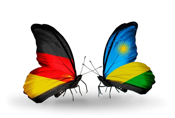 Dwa motyle z flagami na skrzydłach jako symbol stosunków, Niemcy i Rwandzie — Zdjęcie stockowe