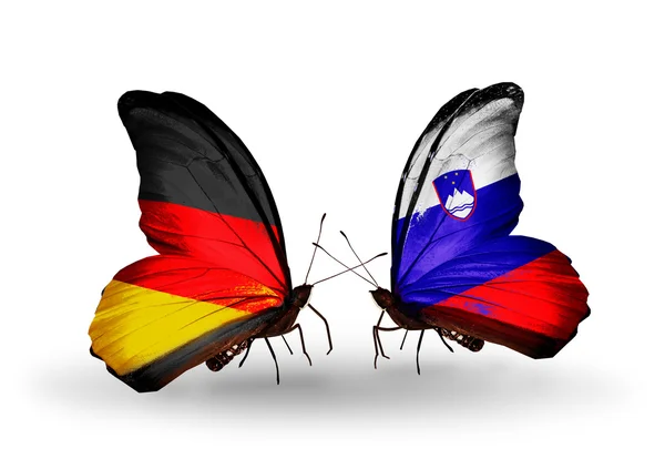 Dos mariposas con banderas en alas como símbolo de relaciones Alemania y Eslovenia — Foto de Stock