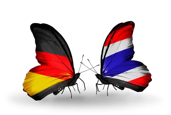 Deux papillons avec des drapeaux sur les ailes comme symbole des relations Allemagne et Thaïlande — Photo
