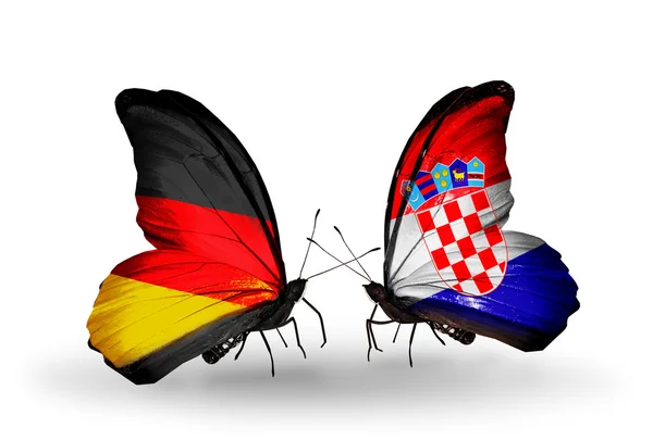 Deux papillons avec des drapeaux sur les ailes comme symbole des relations Allemagne et Croatie — Photo