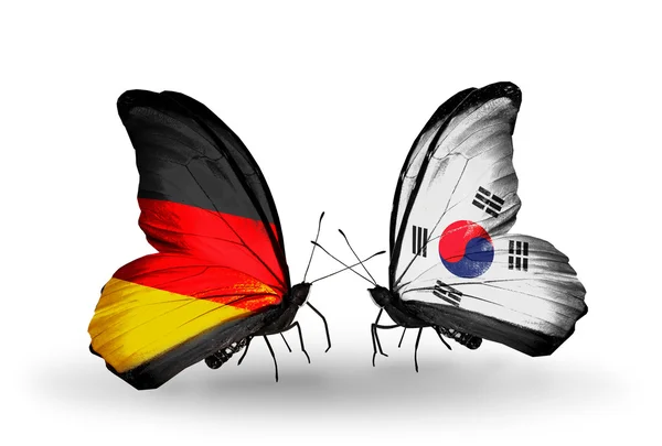 Twee vlinders met vlaggen op vleugels als symbool van de betrekkingen, Duitsland en Zuid-korea — Stockfoto