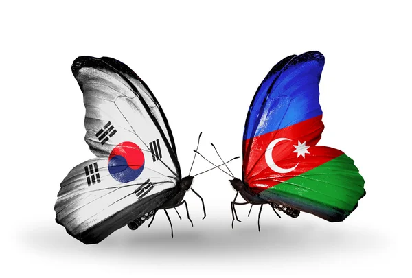 Dos mariposas con banderas en las alas como símbolo de las relaciones Corea del Sur y Azerbaiyán —  Fotos de Stock
