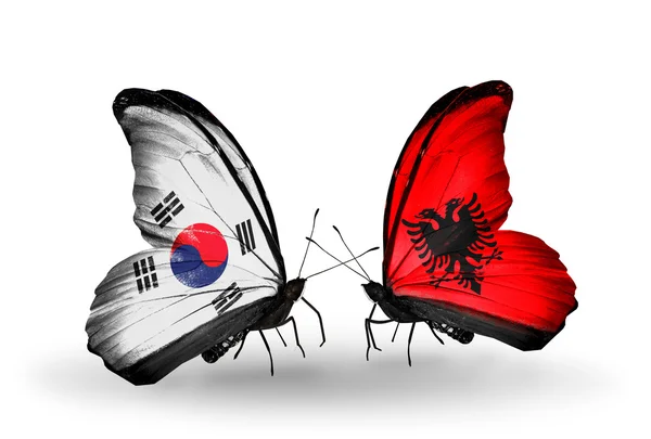 Två fjärilar med flaggor på vingarna som symbol för förbindelserna mellan Sydkorea och Albanien — Stockfoto