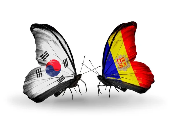 Dva motýli s příznaky na křídlech jako symbol vztahů, Jižní korea a andorra — Stock fotografie