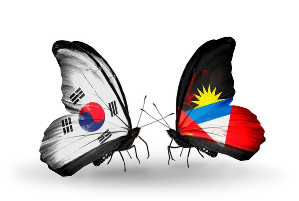 Två fjärilar med flaggor på vingarna som symbol för förbindelserna mellan Sydkorea och antigua och barbuda — Stockfoto