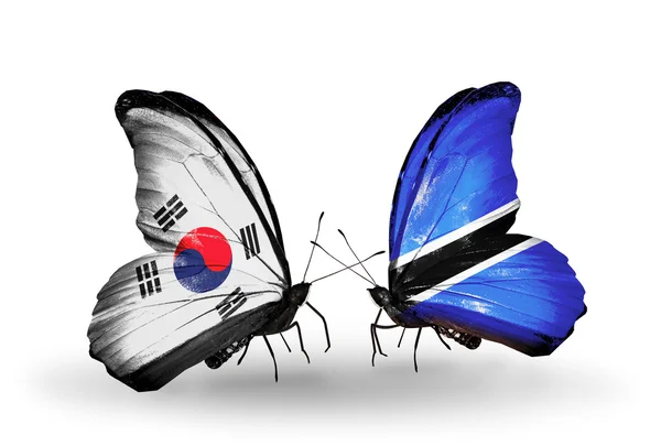 Dos mariposas con banderas en alas como símbolo de relaciones Corea del Sur y Botswana —  Fotos de Stock