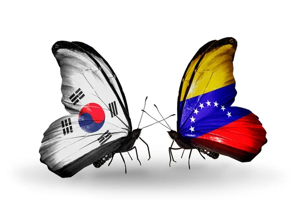 Dos mariposas con banderas en alas como símbolo de relaciones Corea del Sur y Venezuela — Foto de Stock