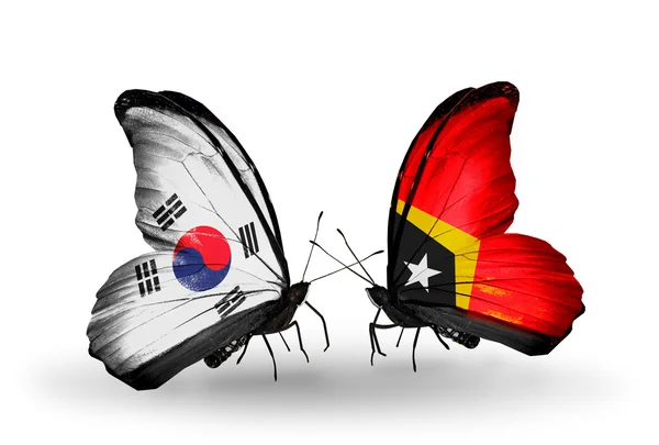 Deux papillons avec des drapeaux sur les ailes comme symbole des relations Corée du Sud et Timor oriental — Photo