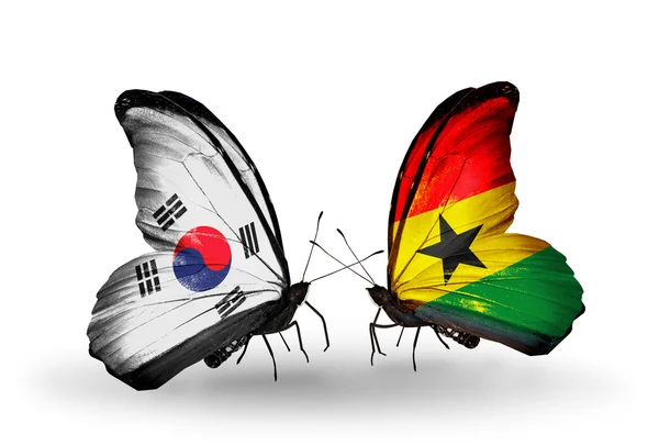 Zwei Schmetterlinge mit Flaggen auf Flügeln als Symbol der Beziehungen zwischen Südkorea und Ghana — Stockfoto