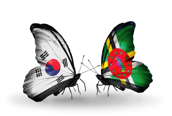 Twee vlinders met vlaggen op vleugels als symbool van de betrekkingen, Zuid-korea en dominica — Stockfoto