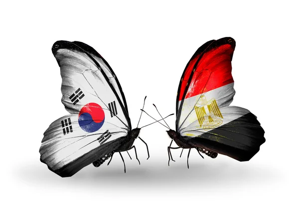 Två fjärilar med flaggor på vingarna som symbol för förbindelserna mellan Sydkorea och Egypten — Stockfoto