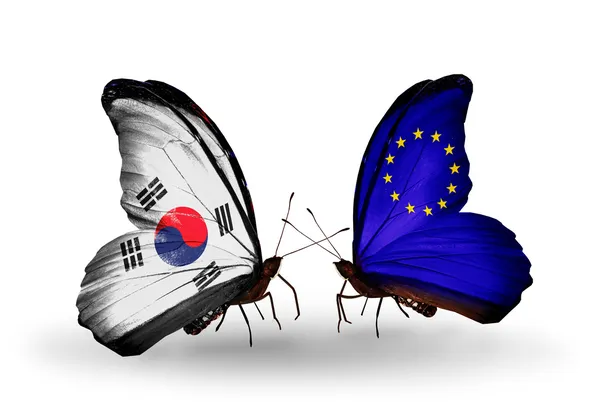 Twee vlinders met vlaggen op vleugels als symbool van de betrekkingen, Zuid-korea en de Europese Unie — Stockfoto