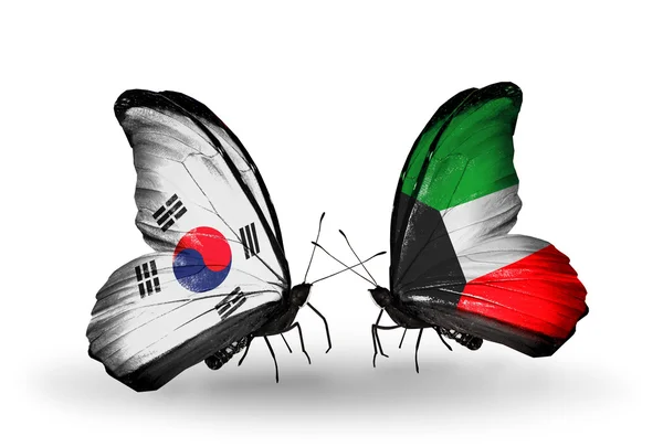 Dos mariposas con banderas en alas como símbolo de las relaciones Corea del Sur y Kuwait — Foto de Stock