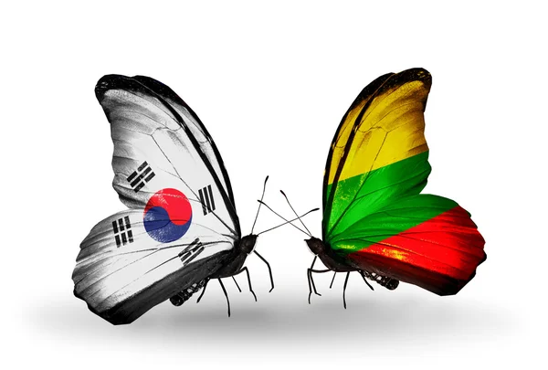 Twee vlinders met vlaggen op vleugels als symbool van de betrekkingen, Zuid-korea en Litouwen — Stockfoto