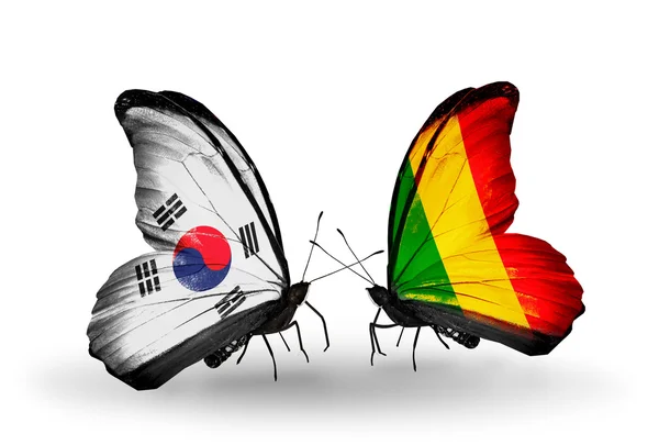 Twee vlinders met vlaggen op vleugels als symbool van de betrekkingen, Zuid-korea en mali — Stockfoto