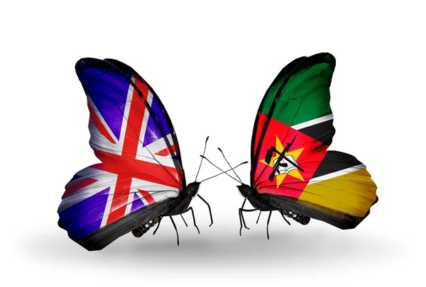 Dwa motyle z flagami na skrzydłach jako symbol stosunków, Wielkiej Brytanii i Mozambiku — Zdjęcie stockowe