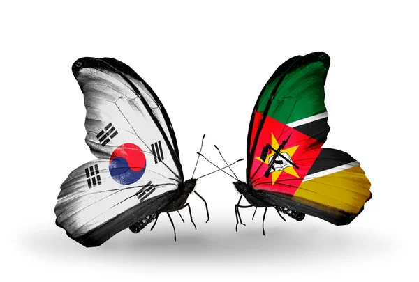 Twee vlinders met vlaggen op vleugels als symbool van de betrekkingen, Zuid-korea en Madagaskar — Stockfoto