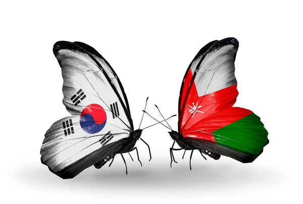 Dos mariposas con banderas en alas como símbolo de relaciones Corea del Sur y Omán — Foto de Stock