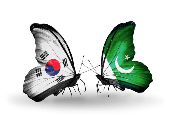 Twee vlinders met vlaggen op vleugels als symbool van de betrekkingen, Zuid-korea en pakistan — Stockfoto