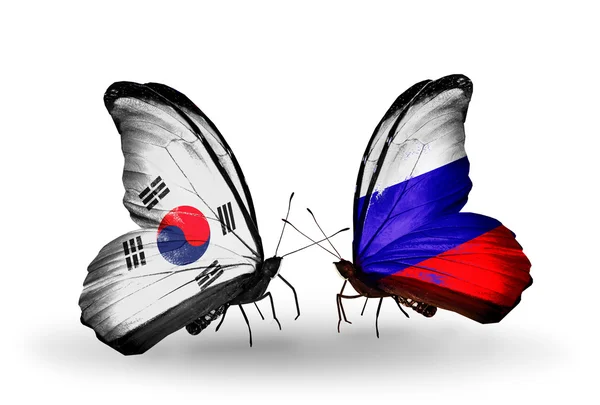 Dos mariposas con banderas en alas como símbolo de relaciones Corea del Sur y Rusia —  Fotos de Stock