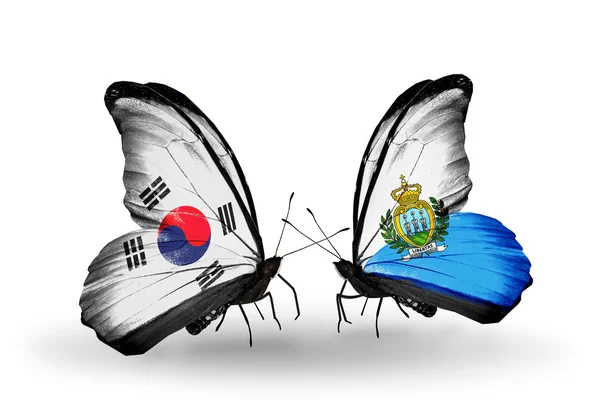 Två fjärilar med flaggor på vingarna som symbol för förbindelserna mellan Sydkorea och san marino — Stockfoto