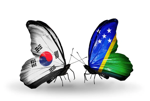 Duas borboletas com bandeiras em asas como símbolo de relações Coreia do Sul e Ilhas Salomão — Fotografia de Stock