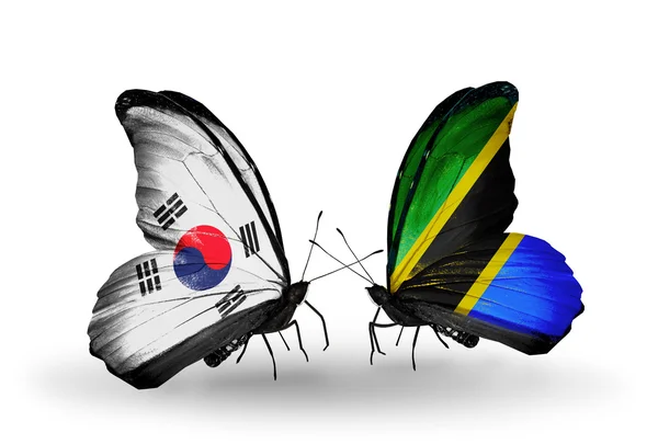 Twee vlinders met vlaggen op vleugels als symbool van de betrekkingen, Zuid-korea en tanzania — Stockfoto