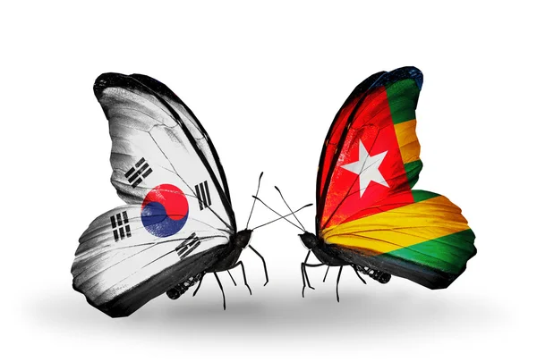 Dos mariposas con banderas en alas como símbolo de relaciones Corea del Sur y Togo — Foto de Stock