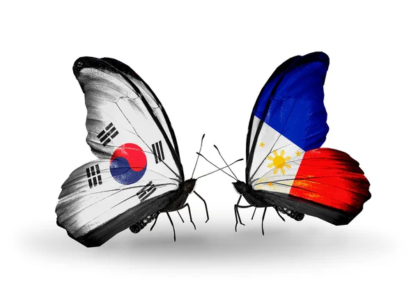 Twee vlinders met vlaggen op vleugels als symbool van de betrekkingen, Zuid-korea en de Filippijnen — Stockfoto
