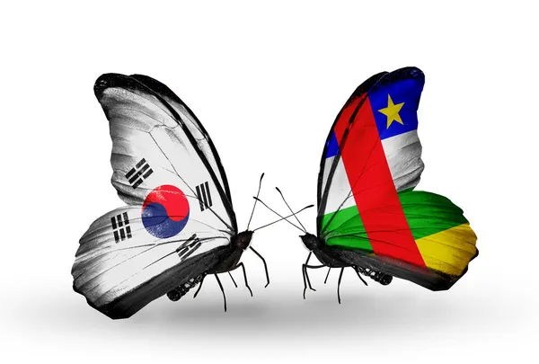 Två fjärilar med flaggor på vingarna som symbol för förbindelserna mellan Sydkorea och bil — Stockfoto