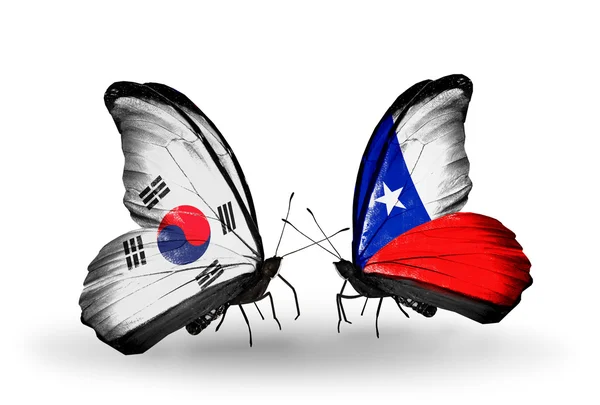 Dva motýli s příznaky na křídlech jako symbol vztahy Jižní korea a chile — Stock fotografie