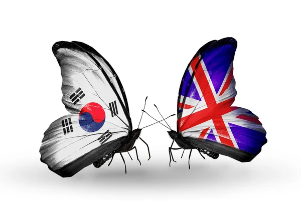 Dos mariposas con banderas en alas como símbolo de relaciones Corea del Sur y Reino Unido —  Fotos de Stock