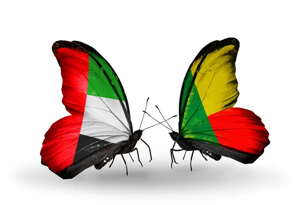 Två fjärilar med flaggor på vingarna som symbol för förbindelserna mellan Förenade Arabemiraten och benin — Stockfoto