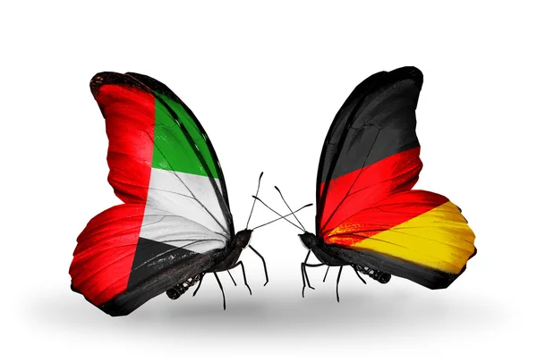 Due farfalle con bandiere sulle ali come simbolo delle relazioni Emirati Arabi Uniti e Germania — Foto Stock